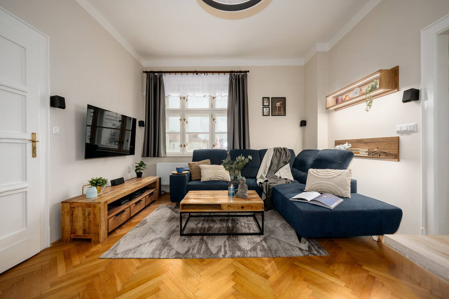 Spacious 2BR Vršovice | AC • Netflix • Balcony