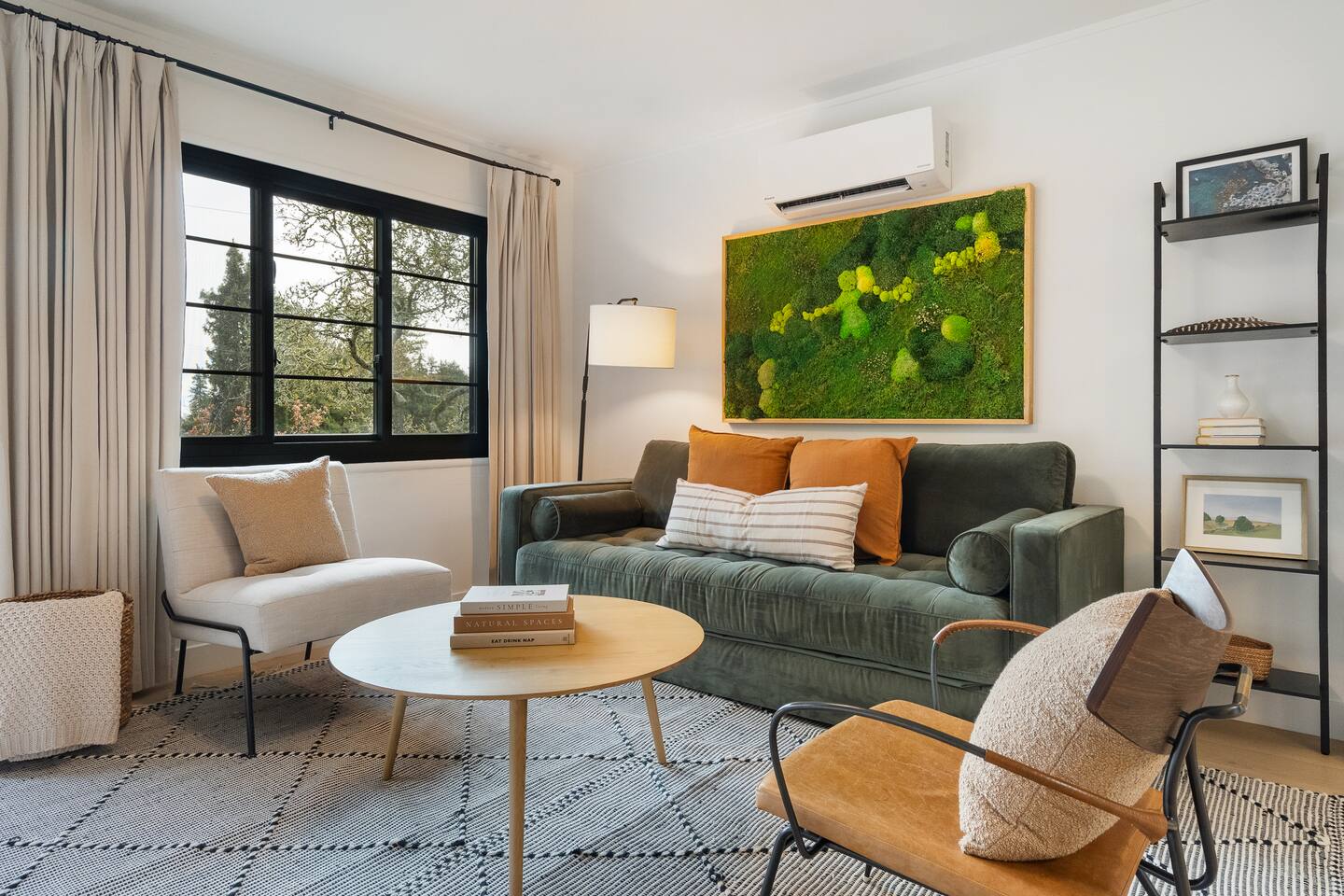 Luxury Flat | Walk to Town | King | AC | Parking - Apartment