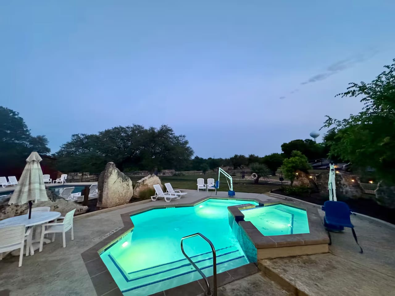 Tiny House, Paddle Board, 5 Min to Lake Travis