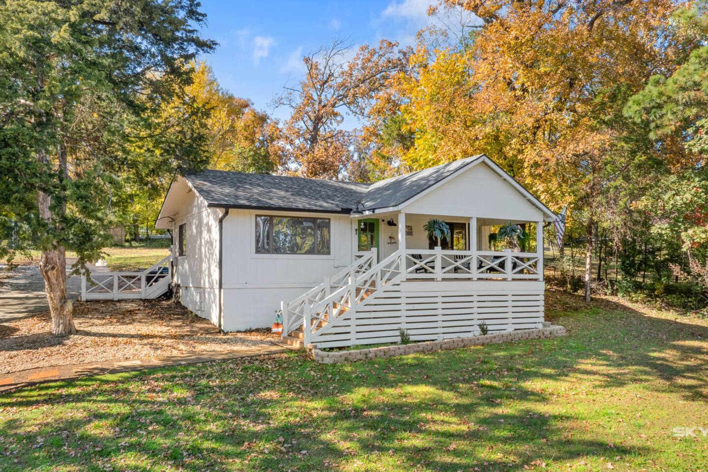 HOT TUB! Free Souvenir! Modern Cabin @ Beaver Lake