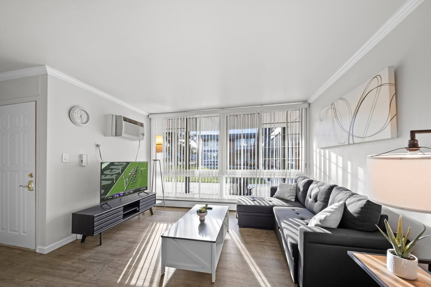 Mins from DT Ferndale • Free Parking • Fast Wi-Fi