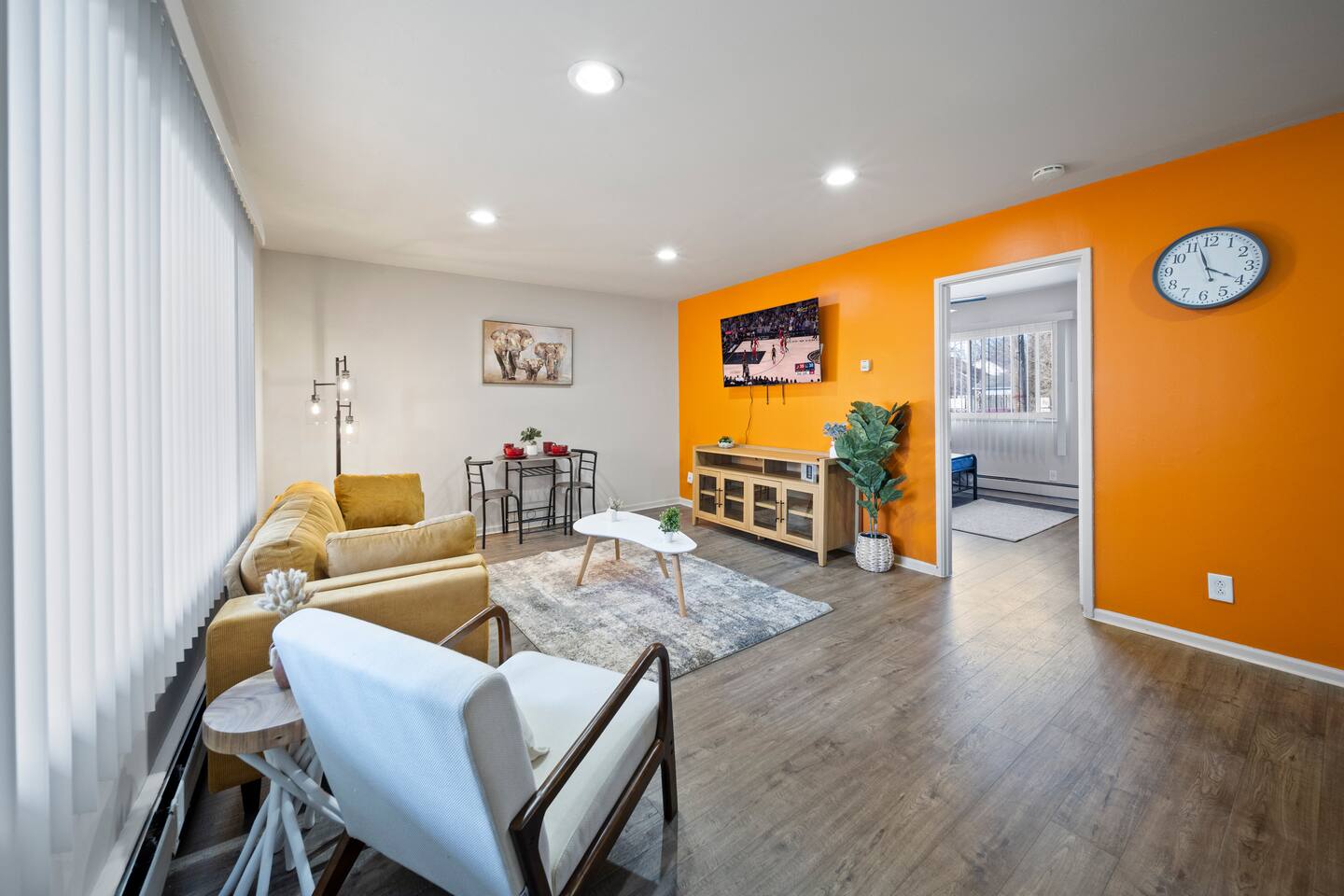 Mins from DT Ferndale • Free Parking • Fast Wi-Fi
