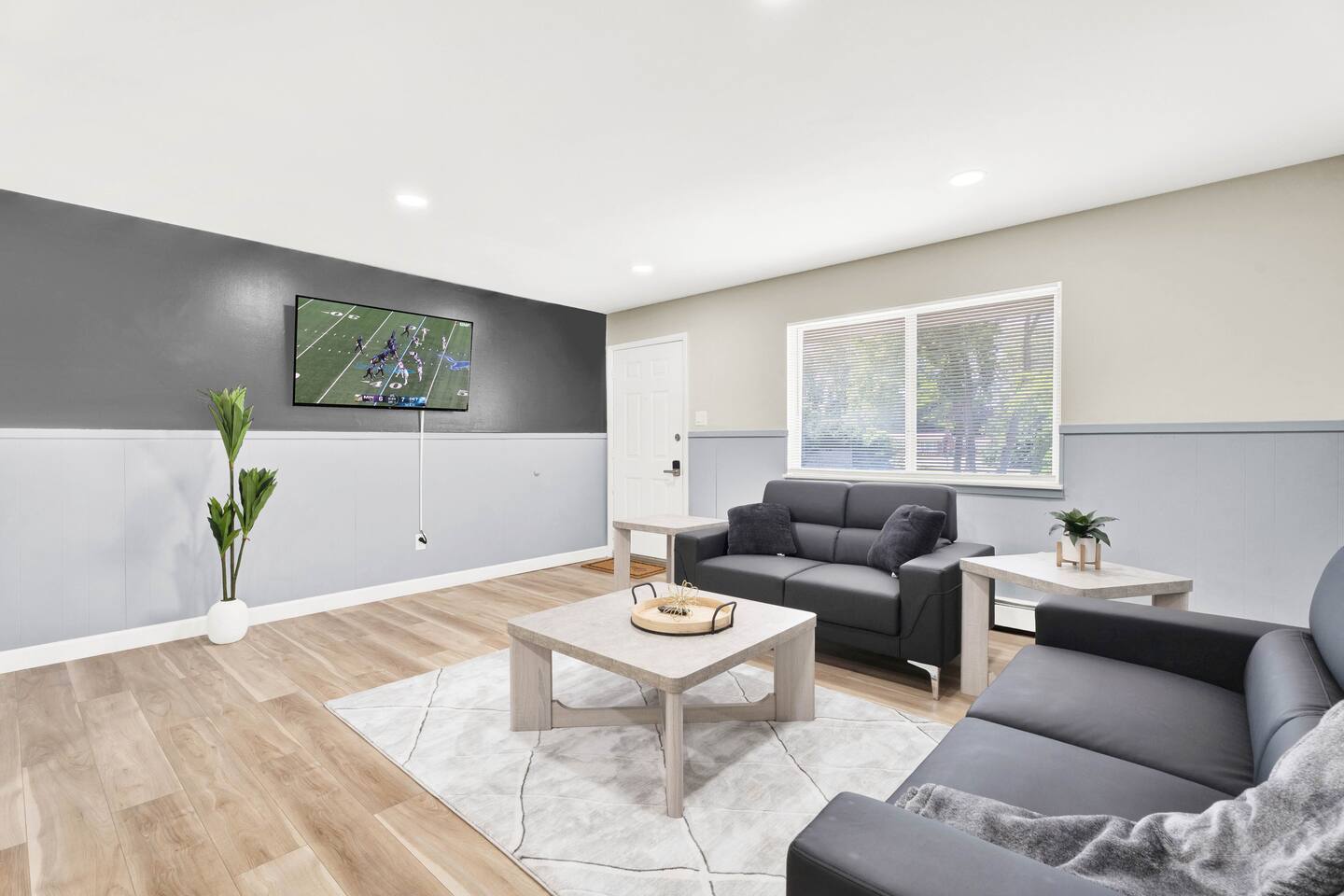 Spacious Getaway | Private + No Steps + Modern