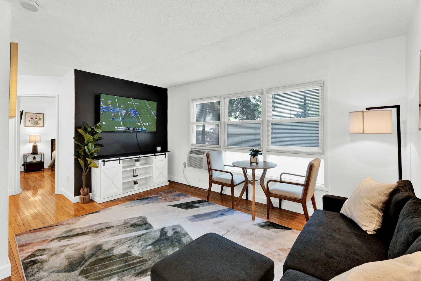 Luxury Royal Oak 1BD APT Beside Corewell Health