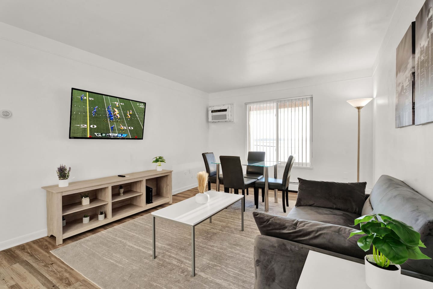 Lake Views & Comfort – Your Walled Lake Getaway