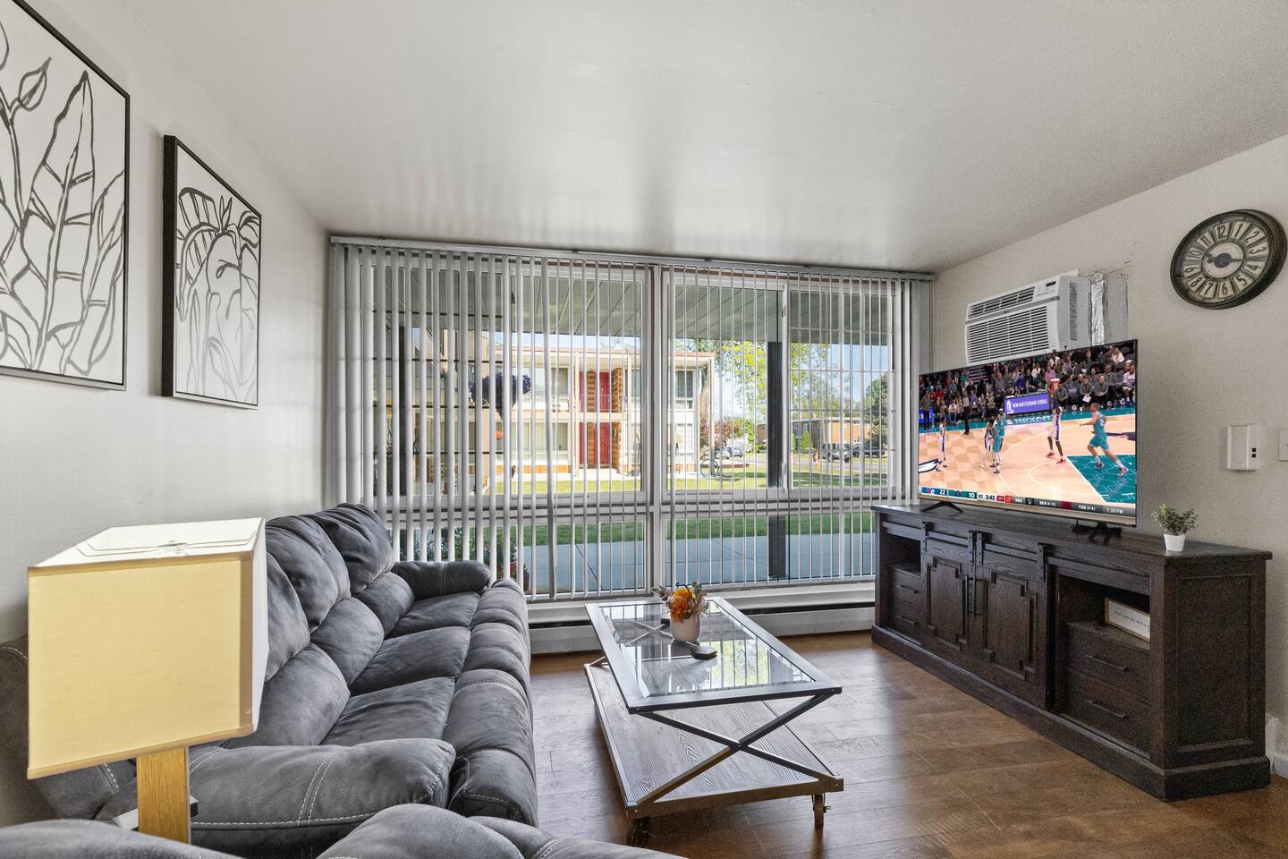 Fast Wifi! Heart of Downtown! Long stays welcome!
