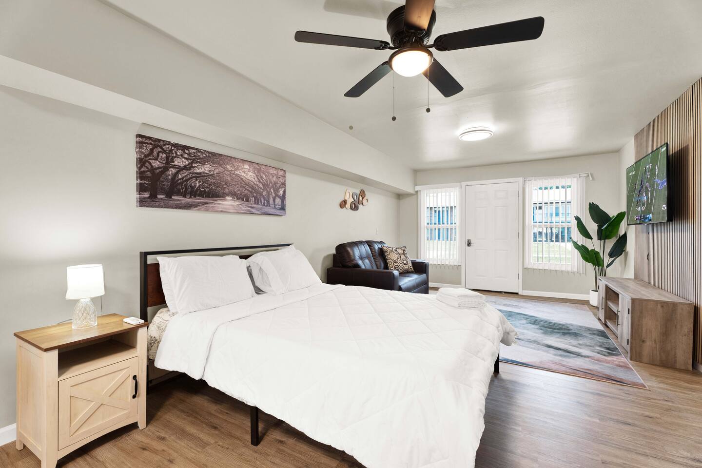 Bright Studio Retreat| Easy M-59 Access