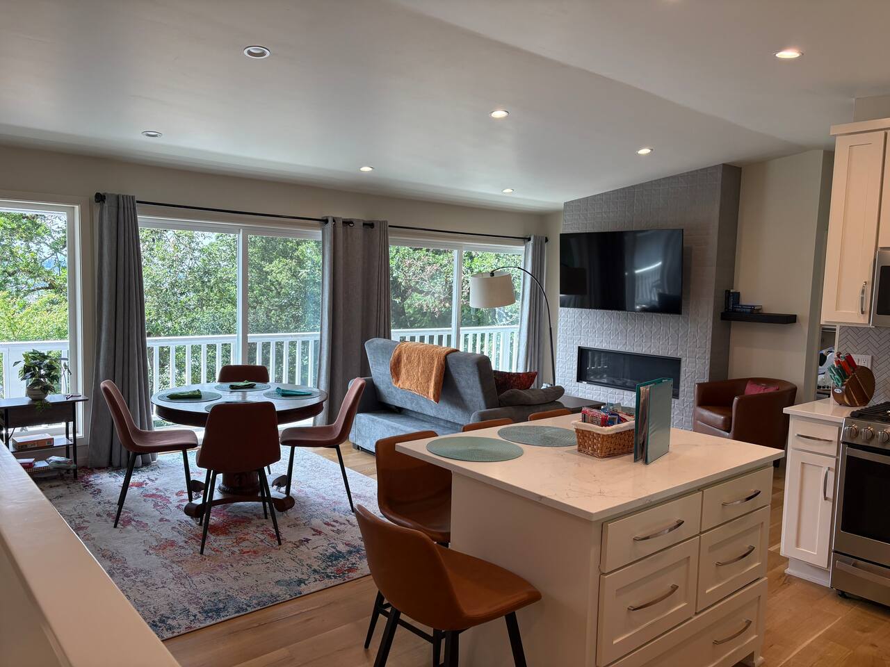 UO Apt Pet friendly with great views 2 to 6 guests