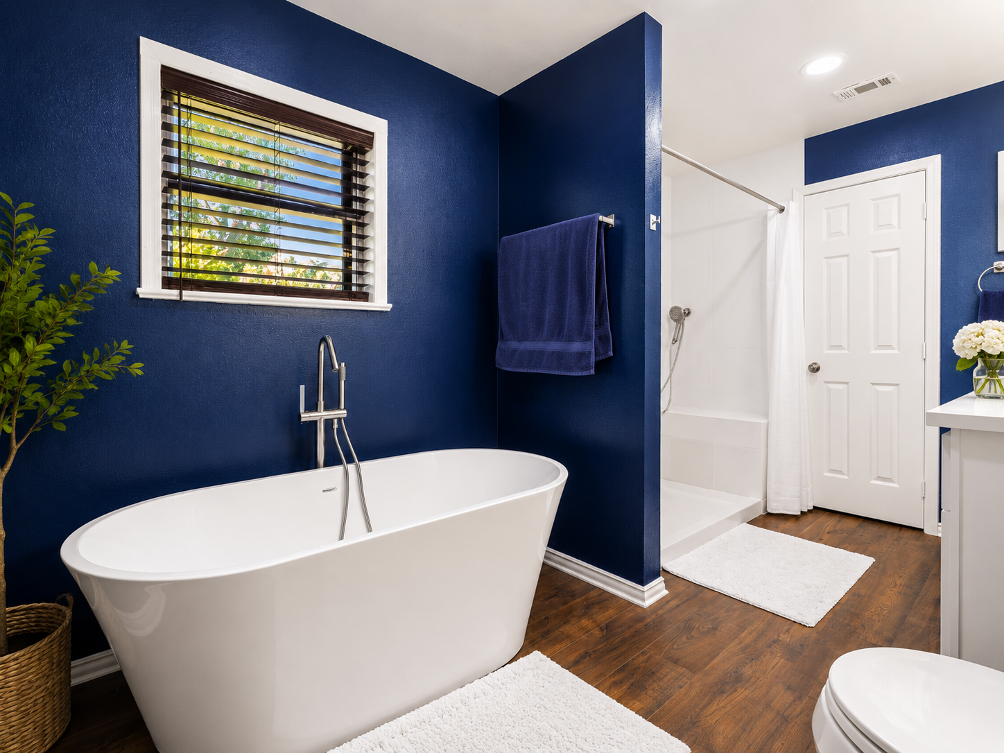 1BR Suite w/ Soaking Tub & Fireplace Near Downtown