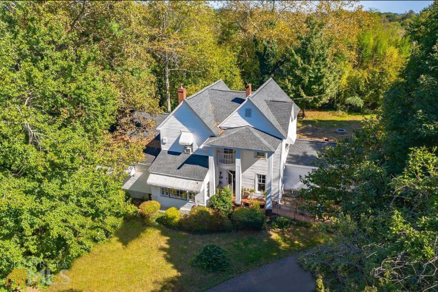 1875 Historic Manor, 5 Acres Near Helen & Wineries