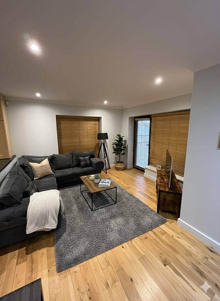 Modern 2BR Flat | Free Parking | Belfast