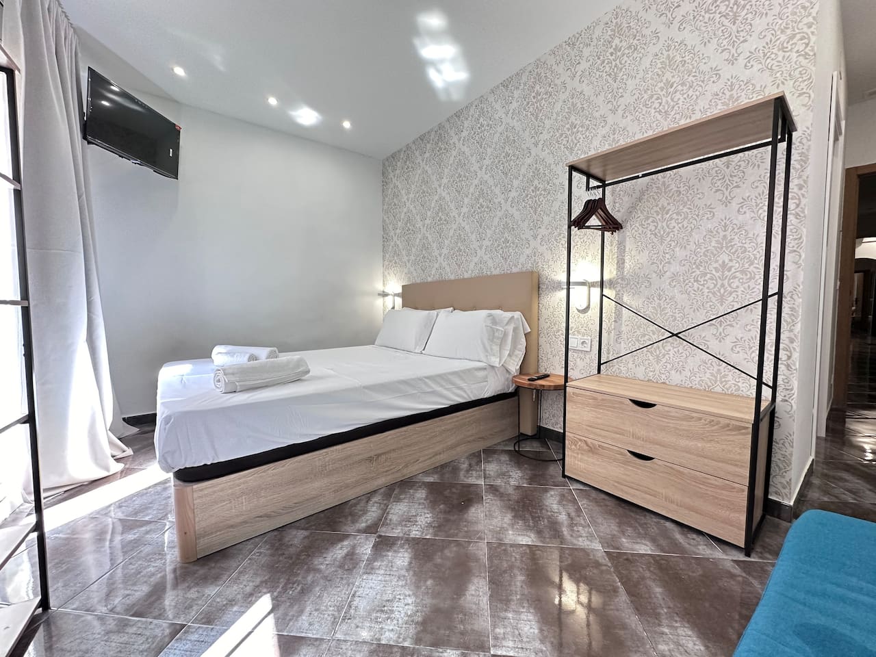 Modern Central Ramblas apt: 4 beds & premium baths