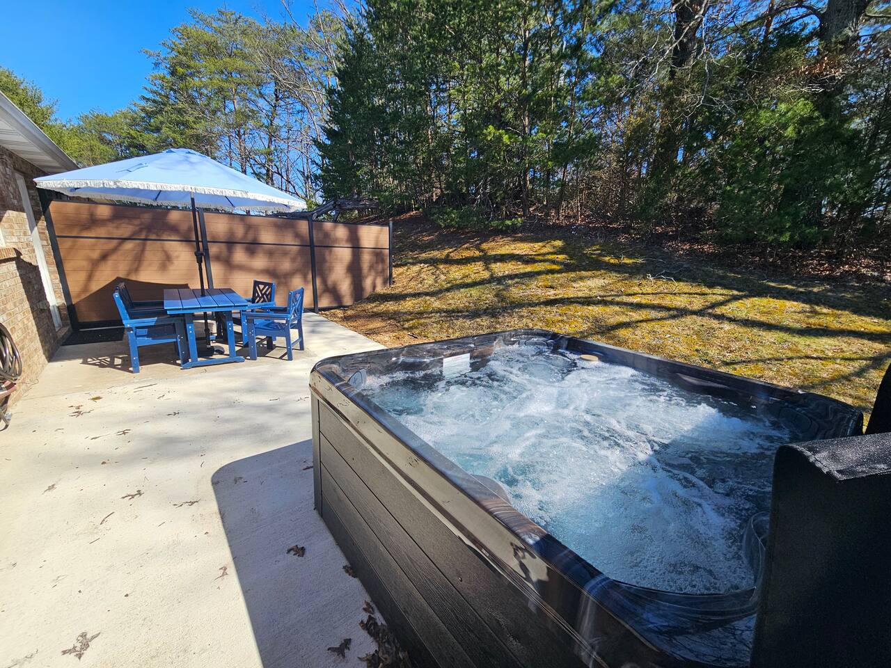 Hilltop Haven - 2BR w/Hot Tub Near everything!