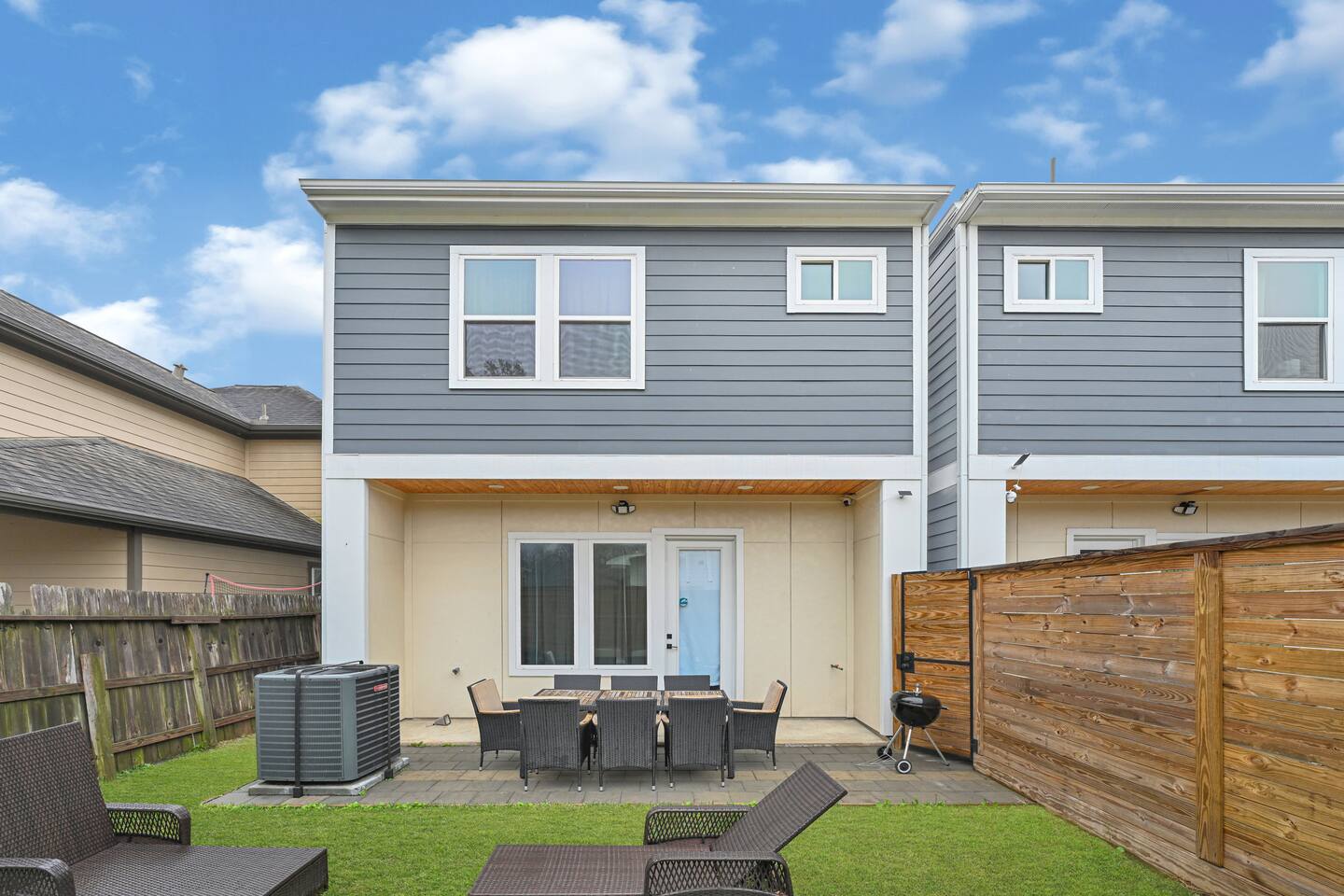 Houston 4BR townhome photo 4