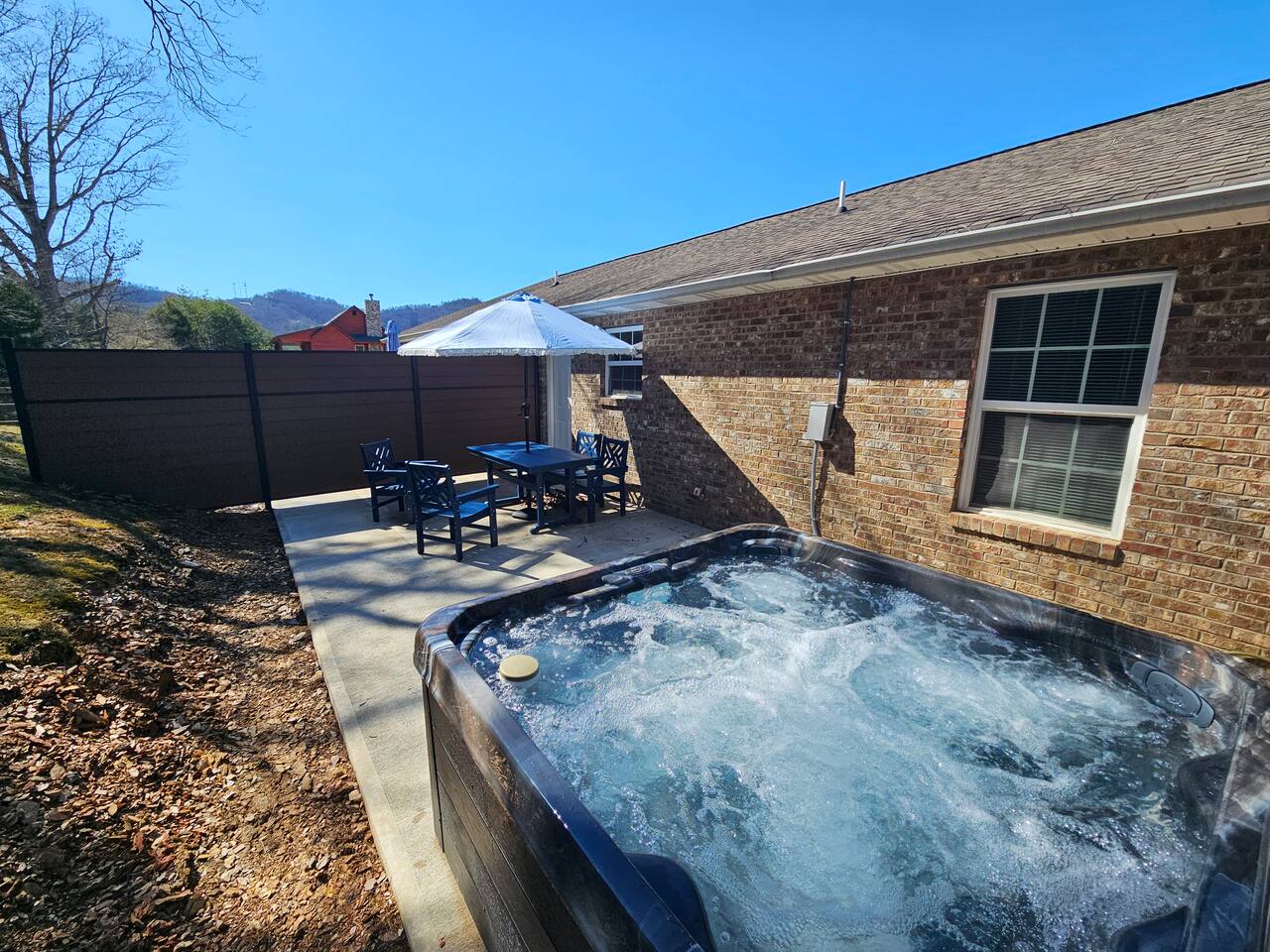 Mountain View Escape - 2BR w/Hot Tub Near it all!