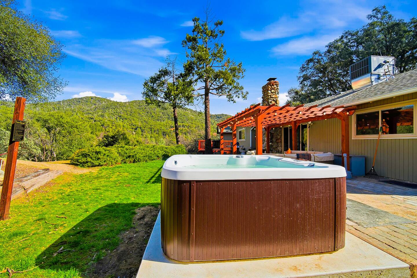 Nature’s Retreat: Hot Tub & Scenic Serenity