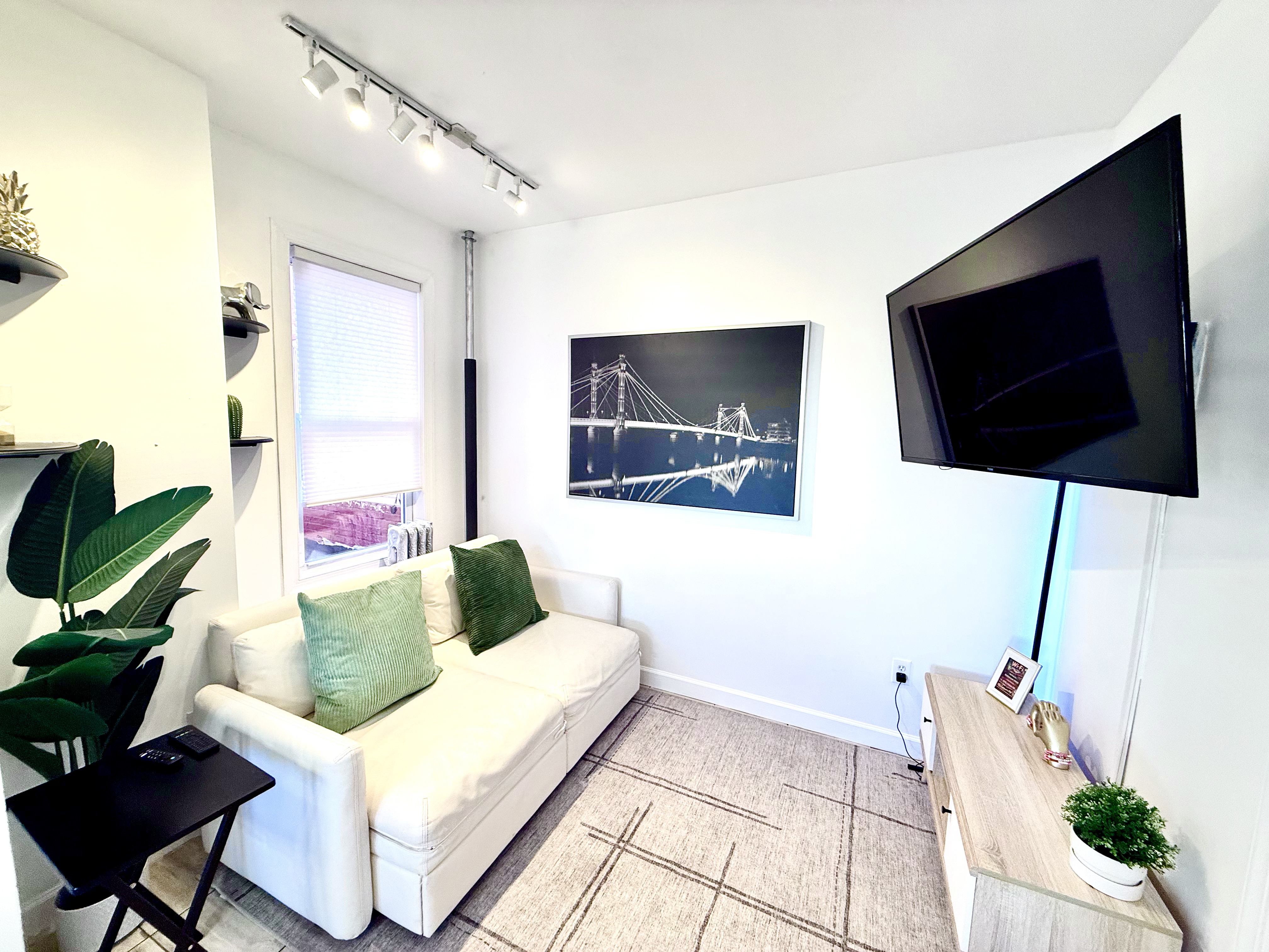 Modern 2BR • 20 Min to Times Sq • Sleeps 6