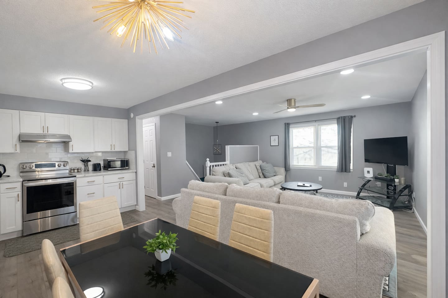 Large Overland Park Getaway| 4Bed 3Bath| Sleeps 8+