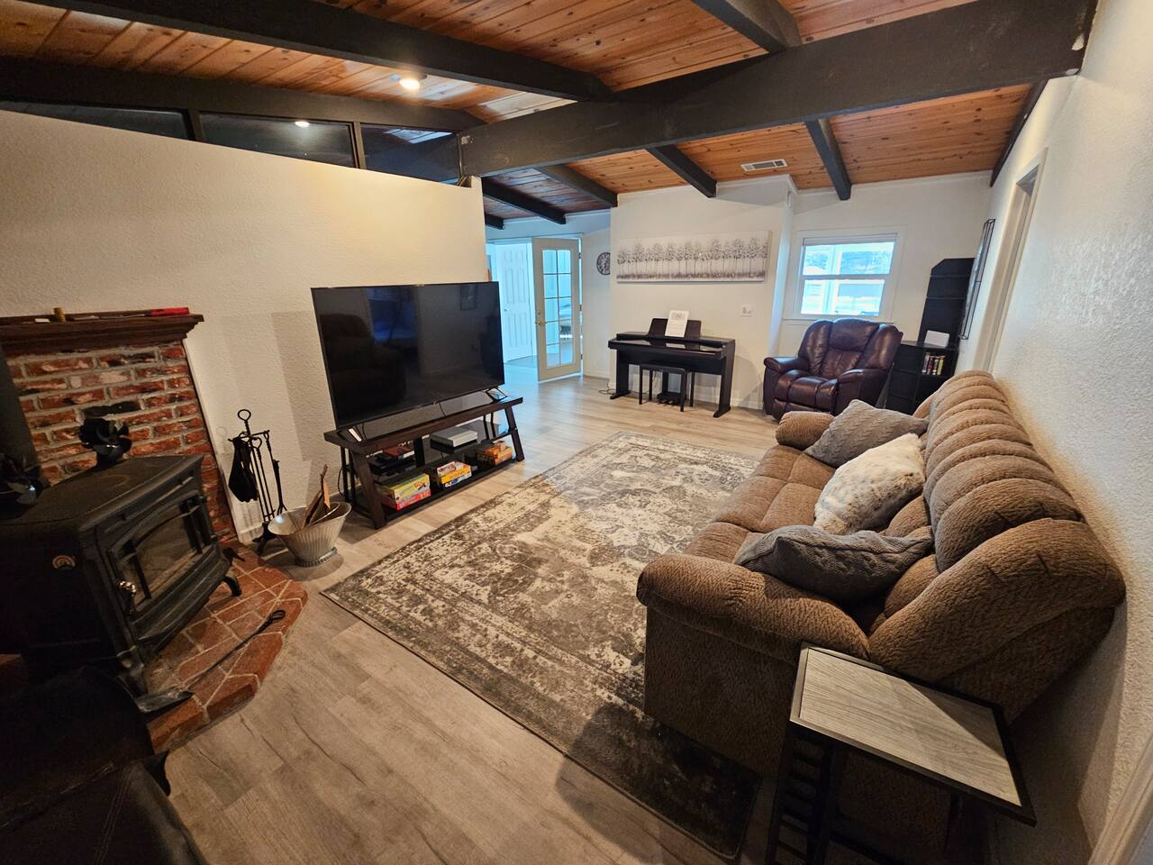 Oak Lodge, home with fireplace, pool and hot tub!