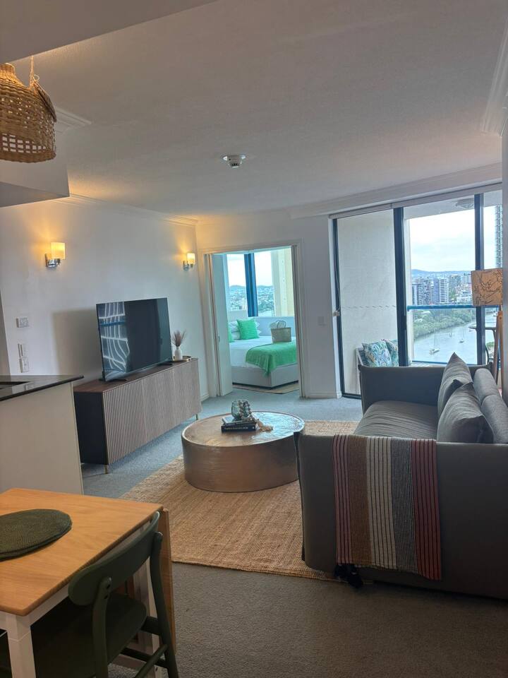 Chic Queen Street Stay with City Views, Pool & Gym