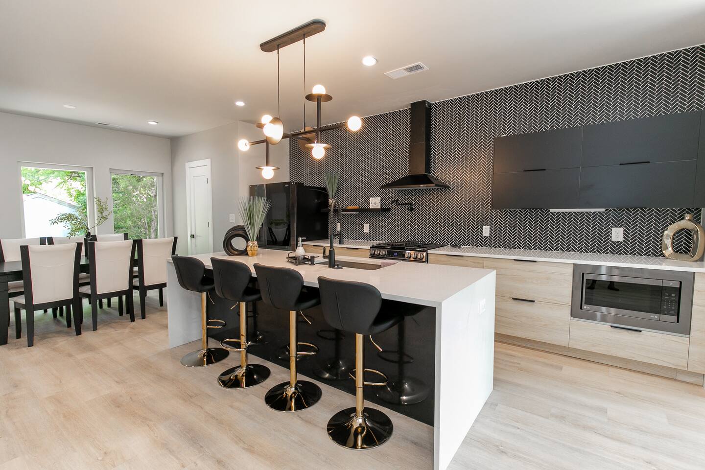 Mins to Downtown | Rooftop | City View | Game Room