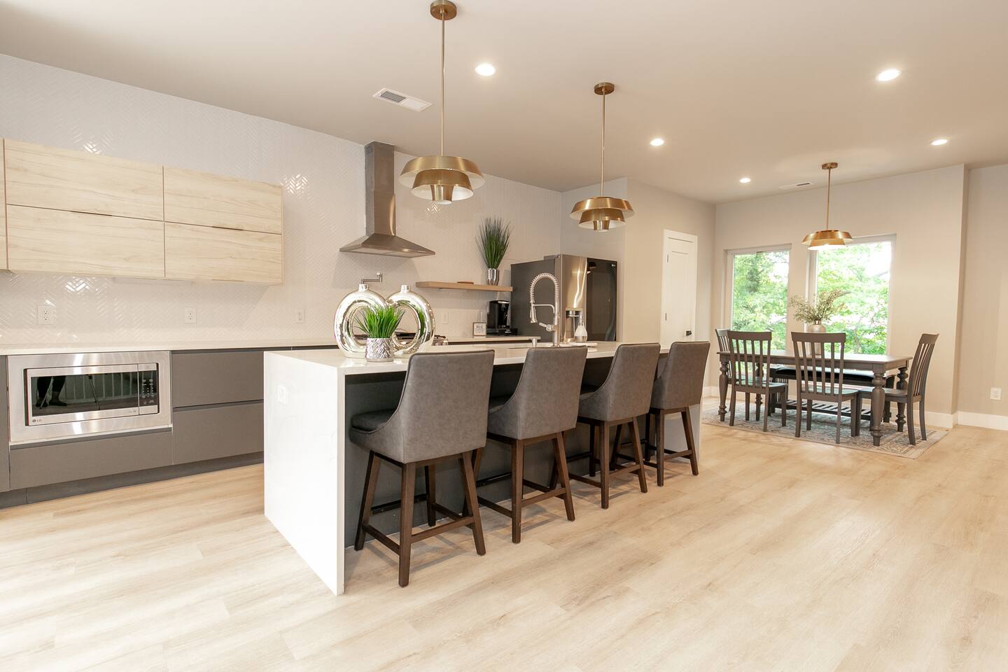 City Views | Rooftop | Mins to Downtown | WiFi