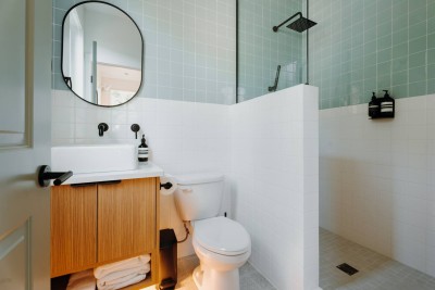 Ensuite bath with Malin+Goetz products