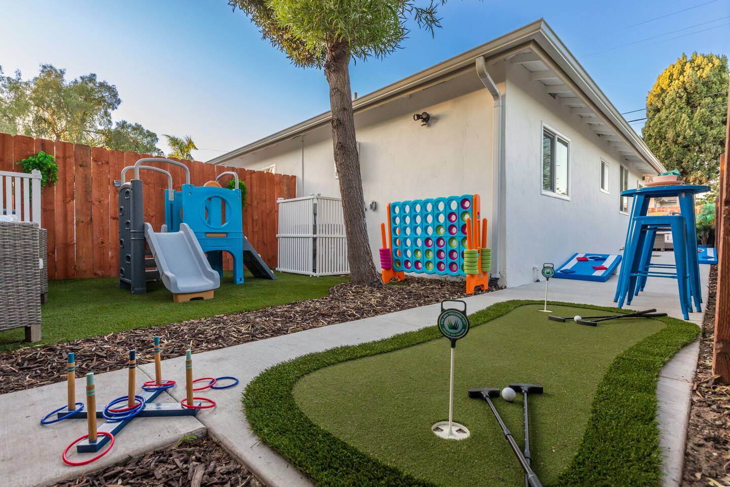 Surfin’Pickleball Central Family Stay, Yard, Games