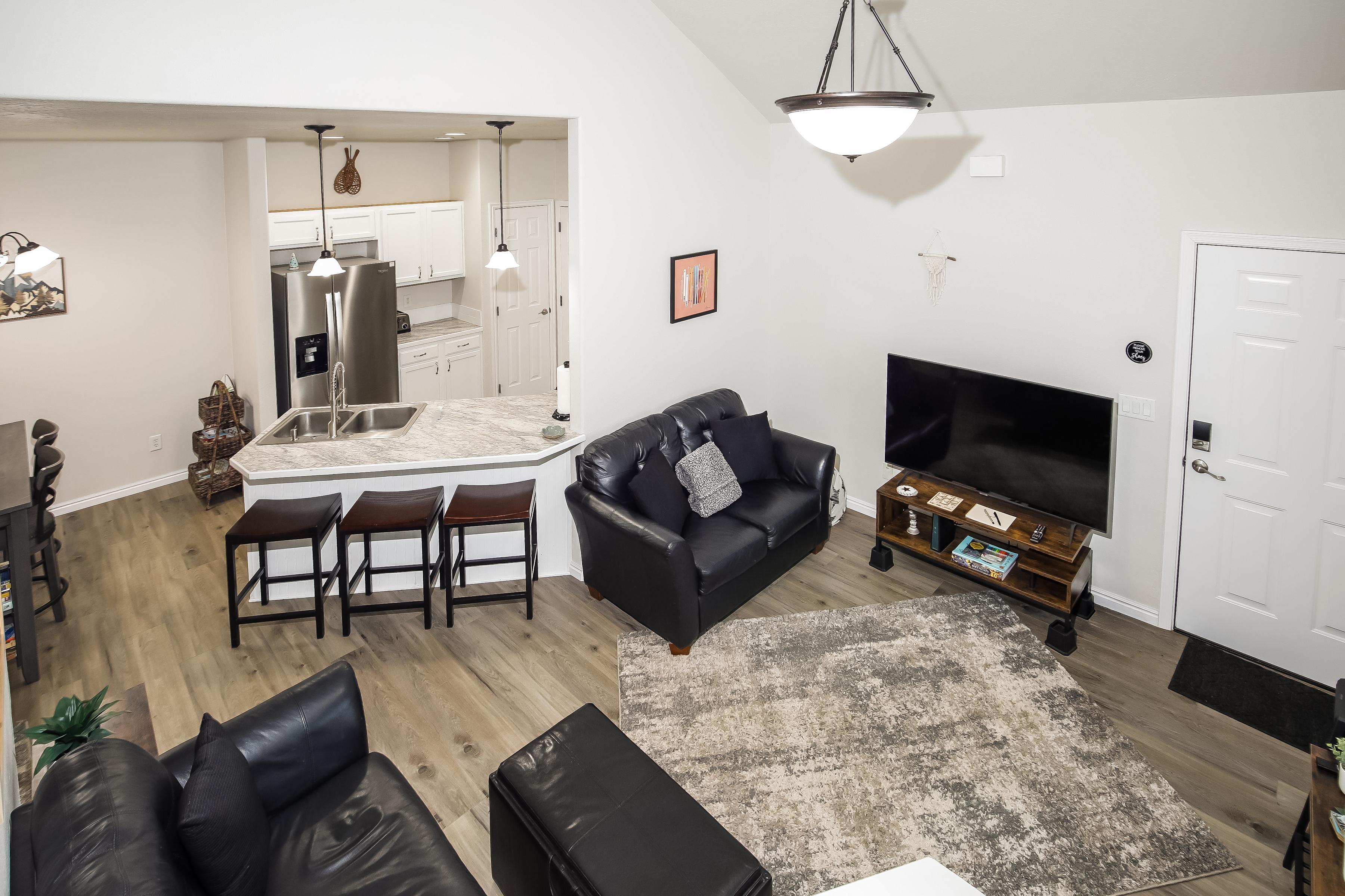 Airy open-plan lounge, bar seating, stainless kitchen & smart TV.