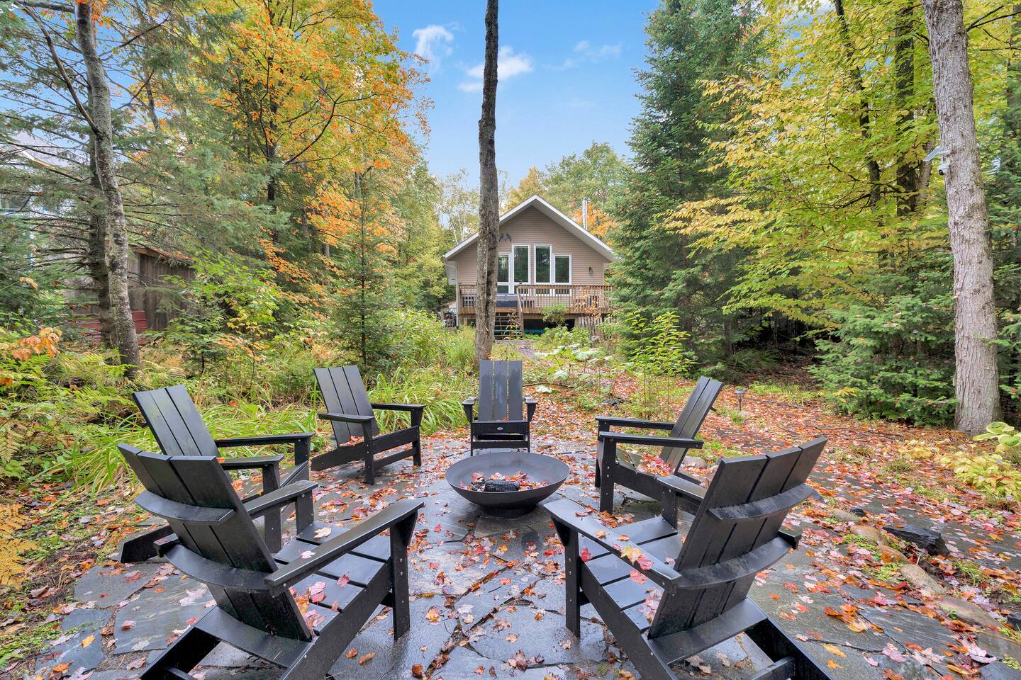 Muskoka Waterfront Cottage | Canoes, FirePit & BBQ