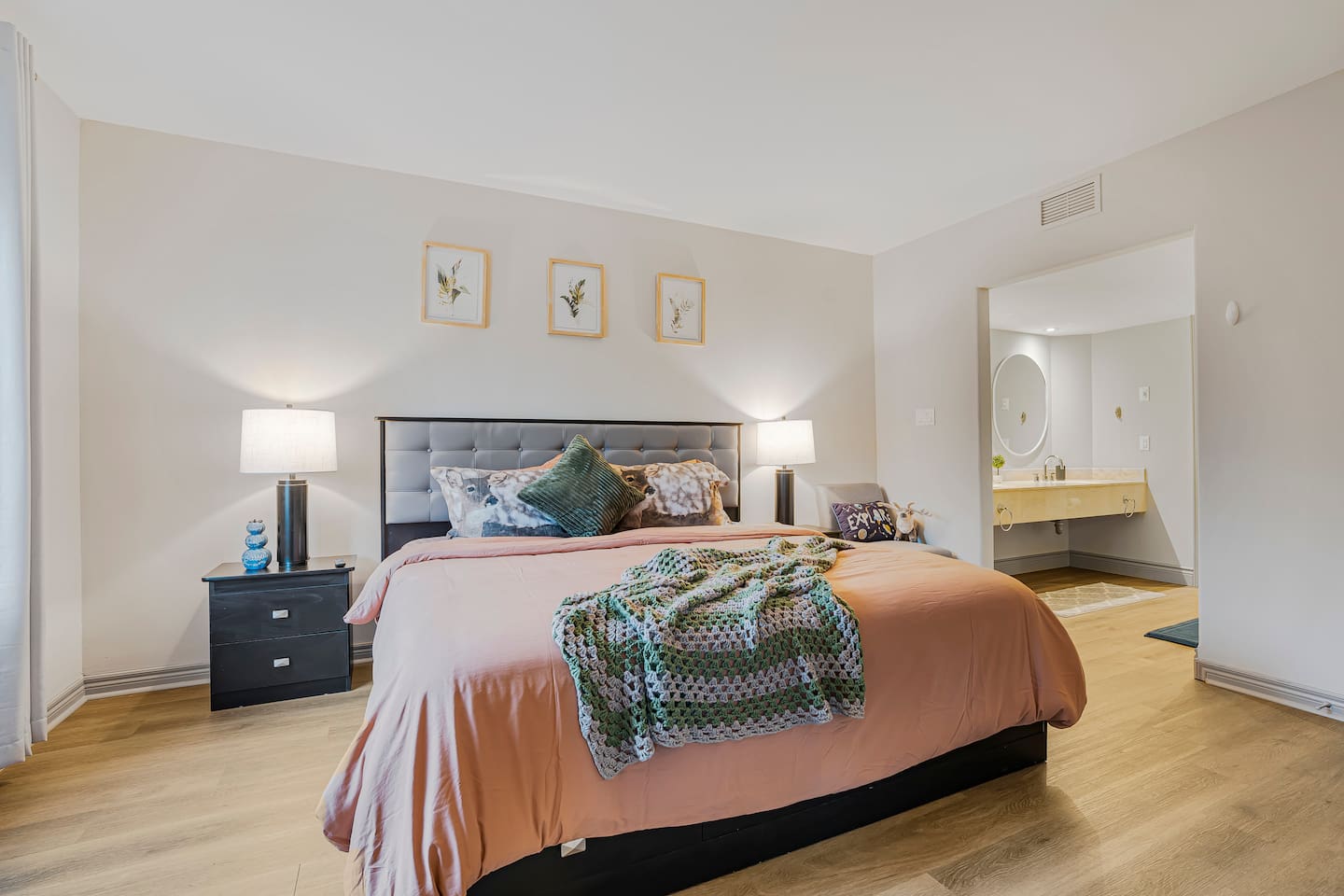 Luxury Jacuzzi Suite w/ Full Kitchen & Heated Pool