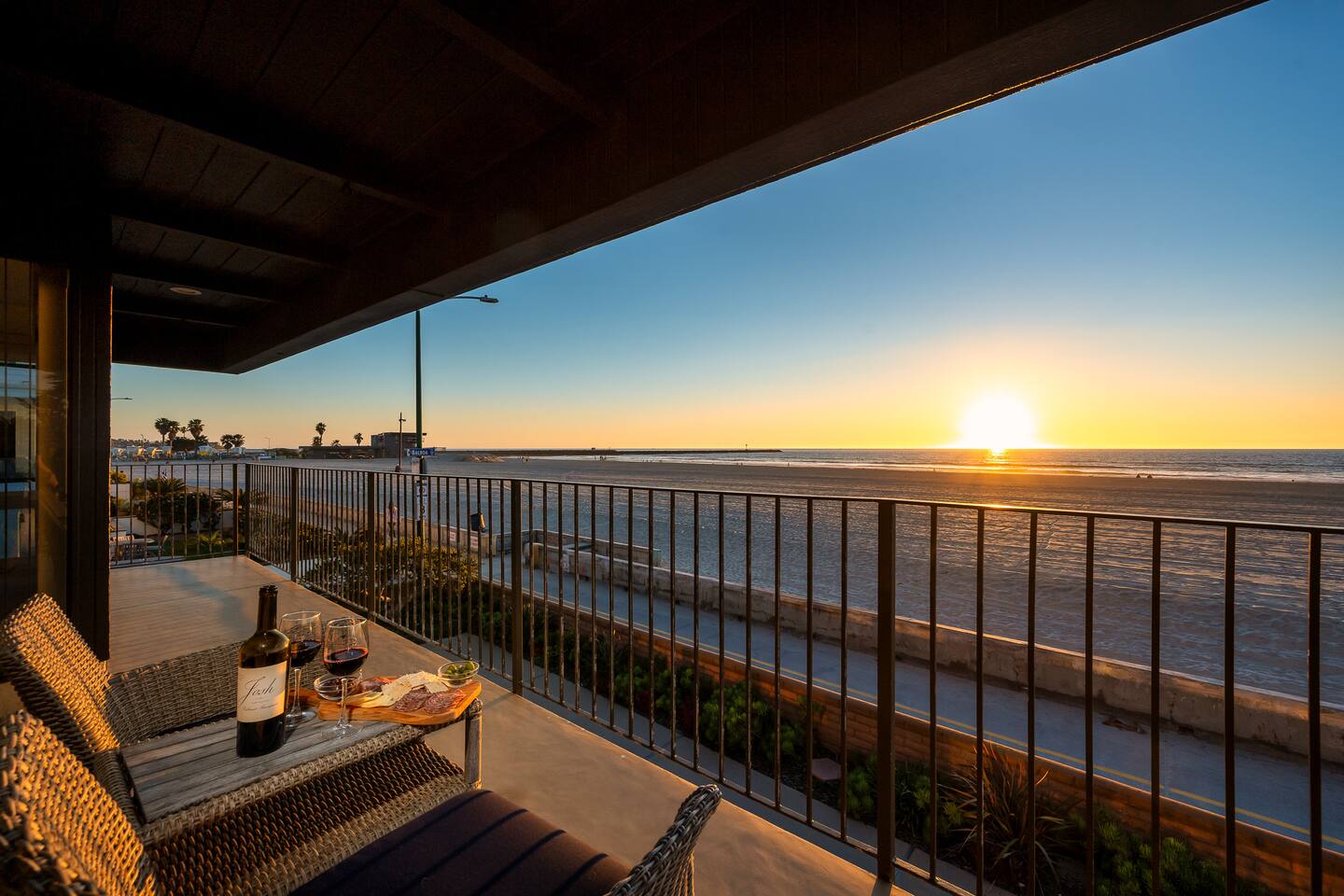 South Mission Beach | Oceanfront Top Floor | 3 Parking Spots | AC