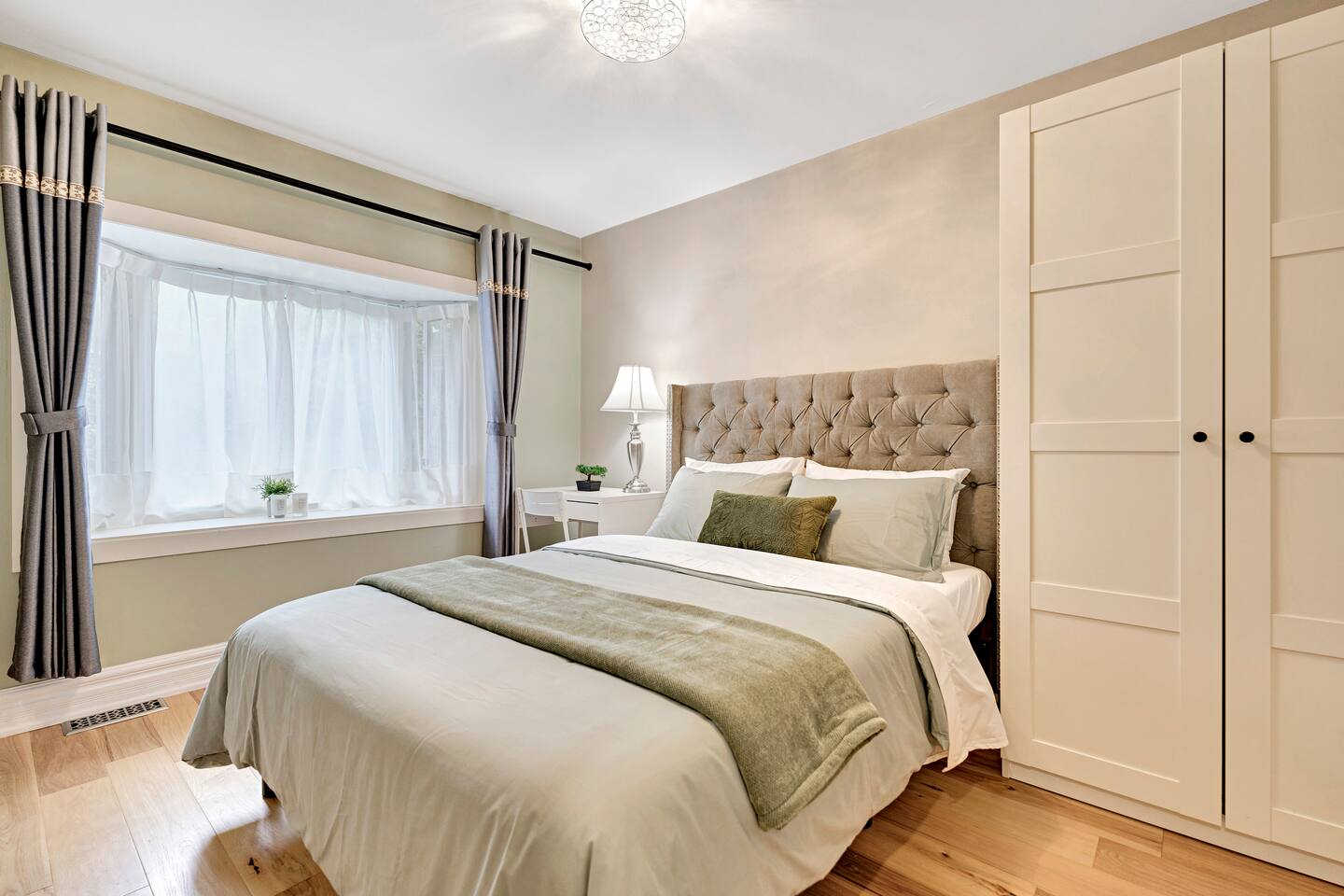 Bright & Cosy Toronto Stay | Free Parking