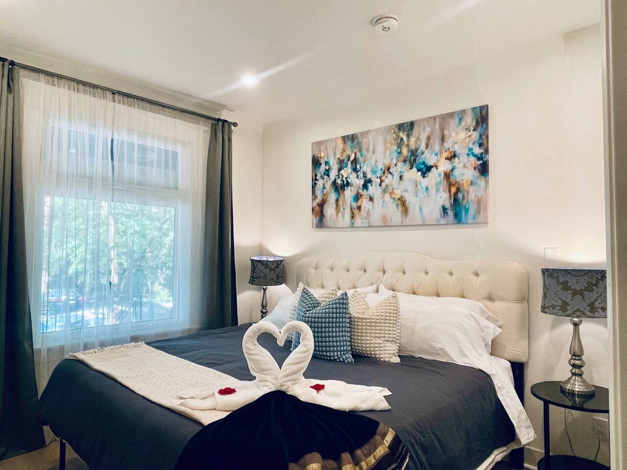 High Park Retreat: Modern Styled 2B/2B in Toronto!