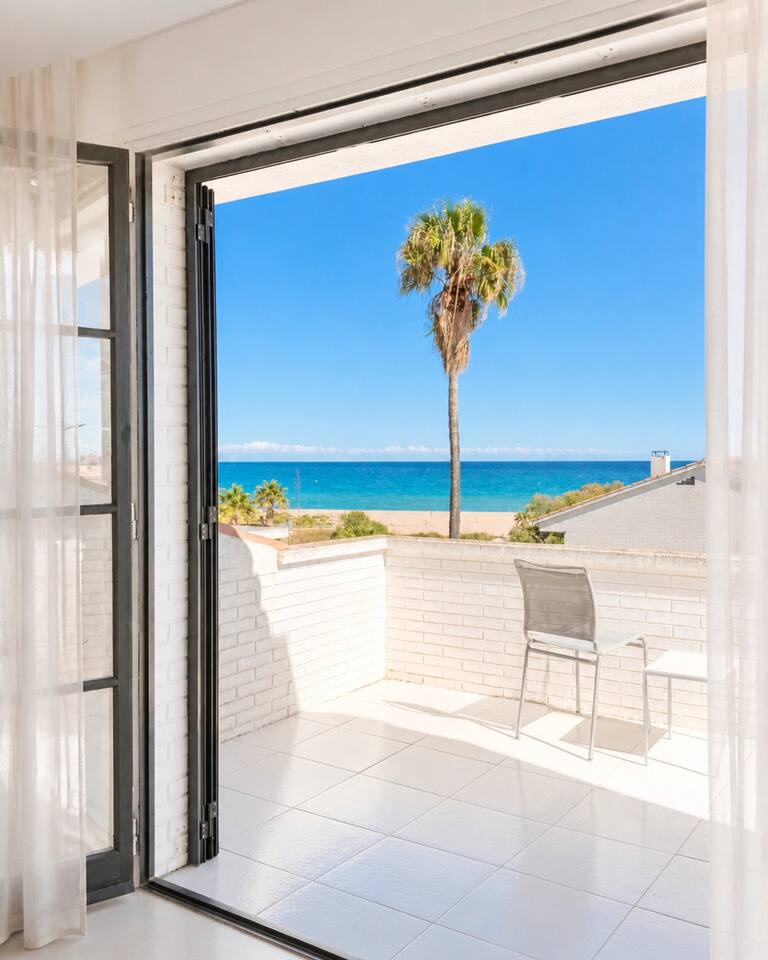 Family Beach House: Sea Views - Holiday Home