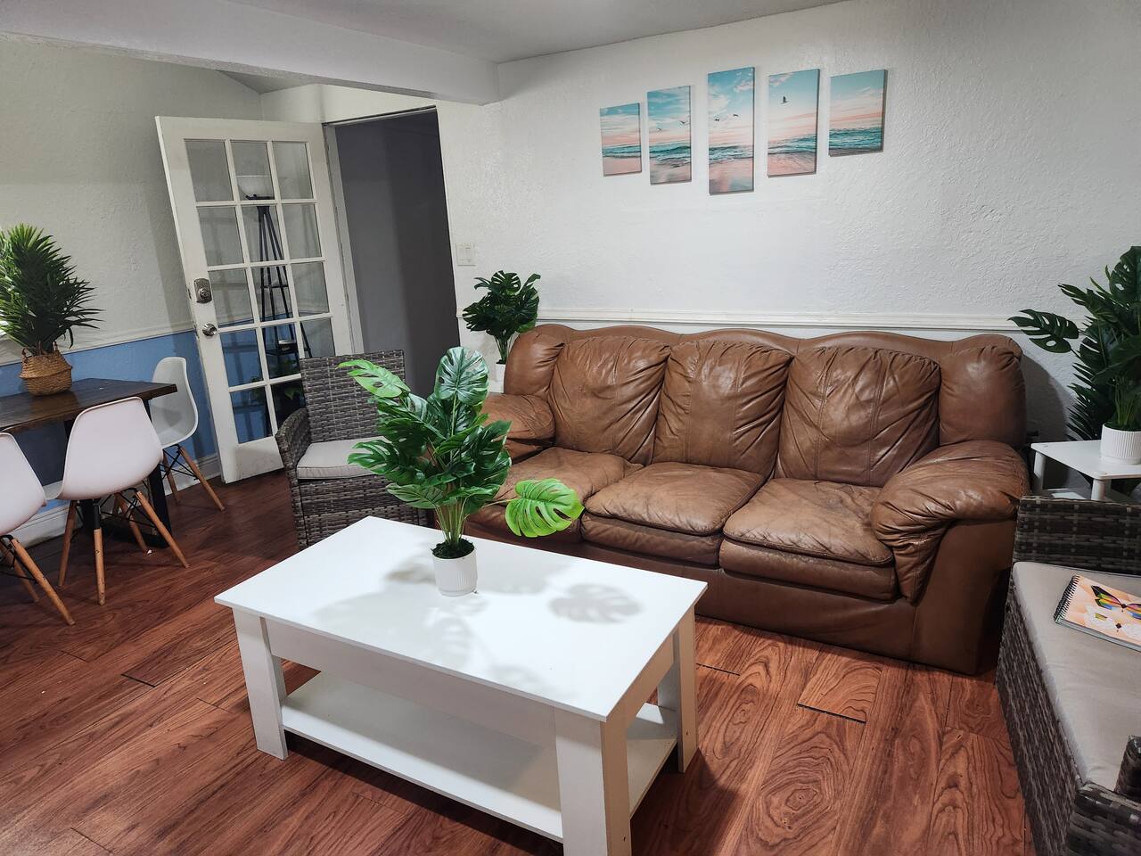 Cozy Clearwater Retreat: 5Miles to Beach, Sleeps 9