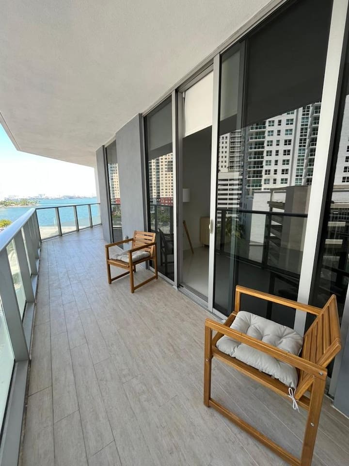 Brickell Modern and Sylish 1BR w/Free Parking!