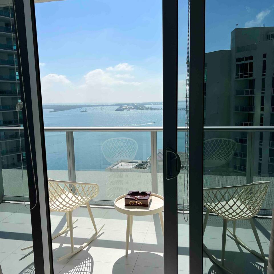 Studio in the heart of Brickell with water view!