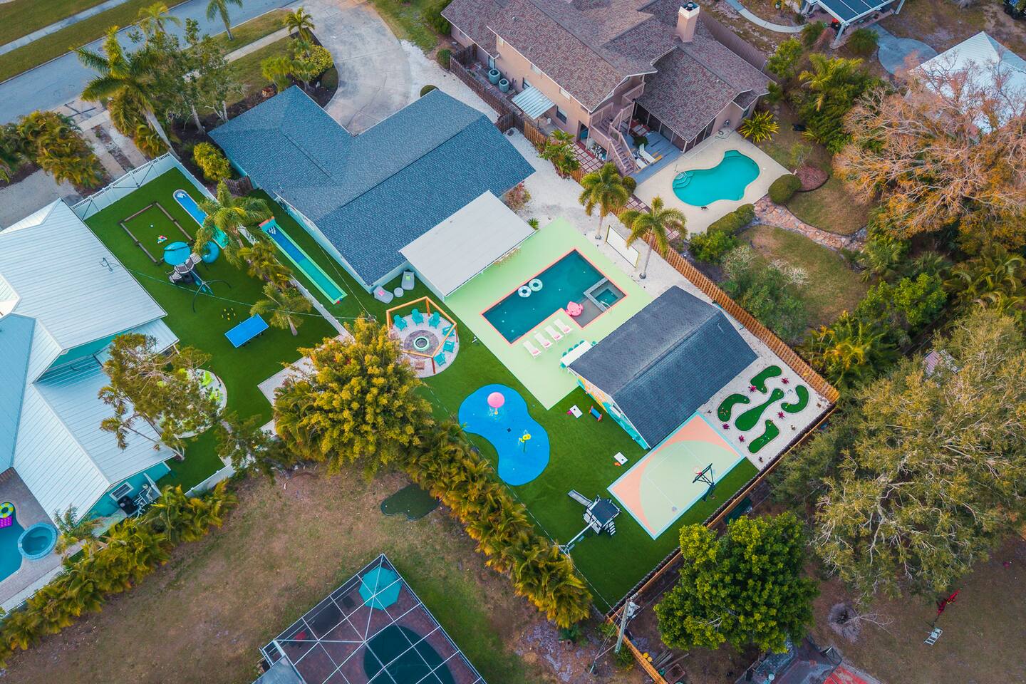 Sleeps 24! Separate Pool House! Splash Pad, Heated Pool, Ball Pit & Games!