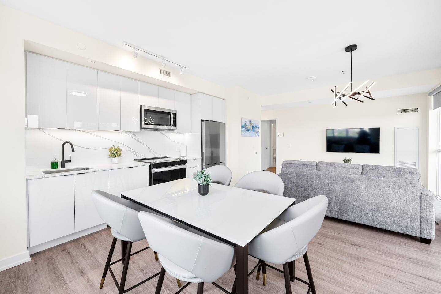 High Park Penthouse • 3BR + Den • Scenic City View