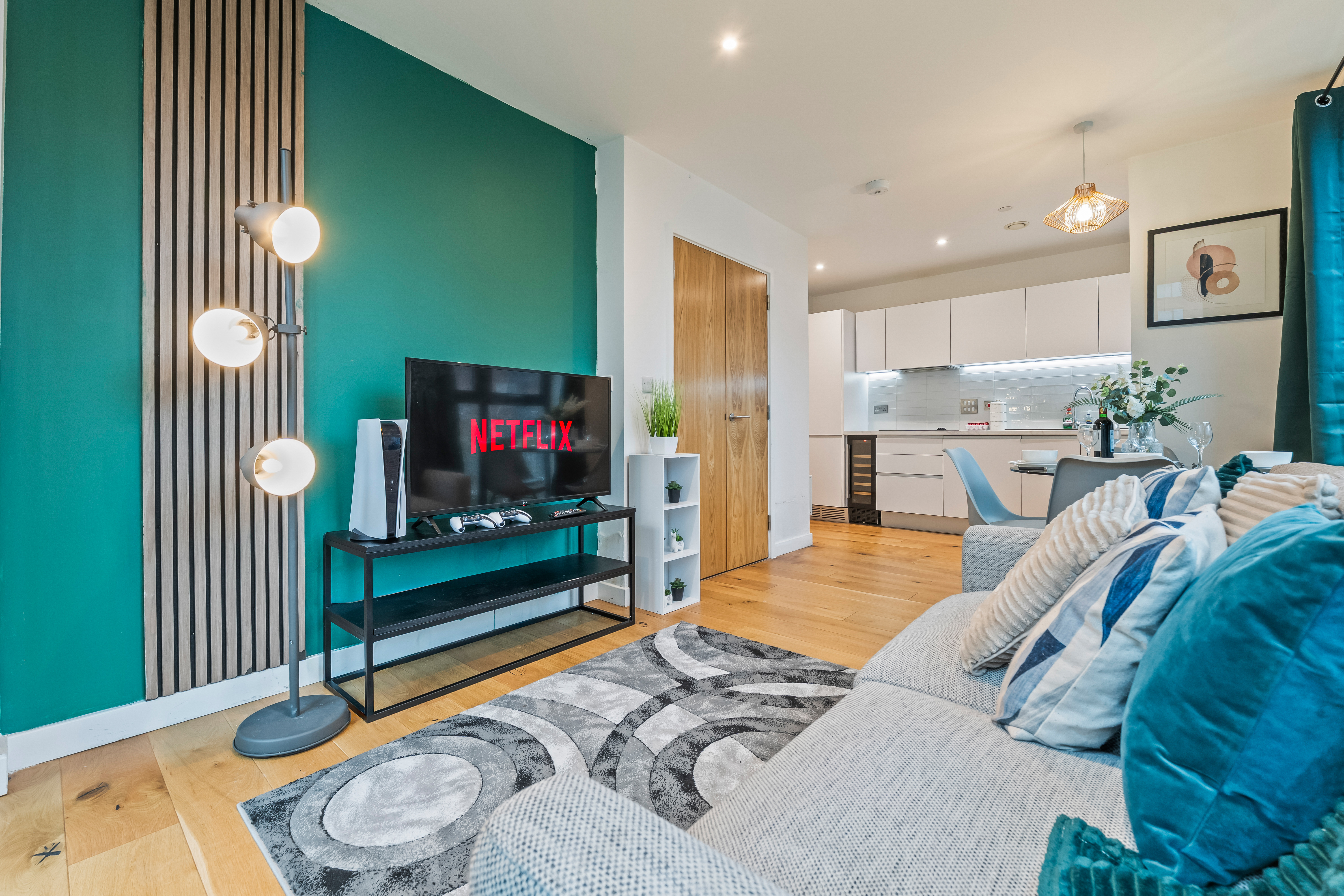 Modern City 2BR Apt 5 mins from New Street w PS5