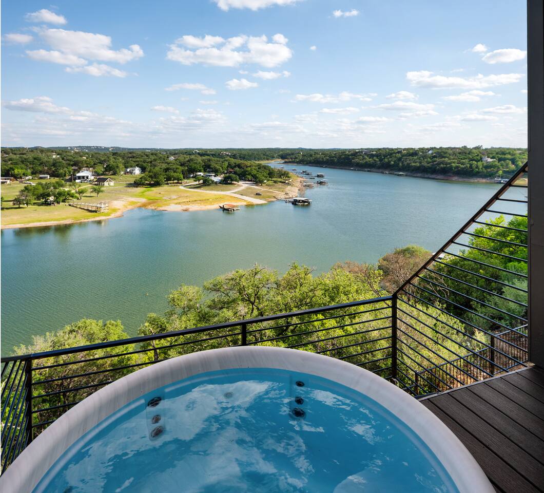 Jasper Luxury Cliffside Cabin on Lake Travis
