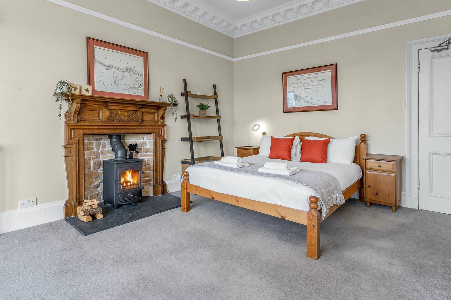 Victorian Apartment • Walk to Old Town • Sleeps 8