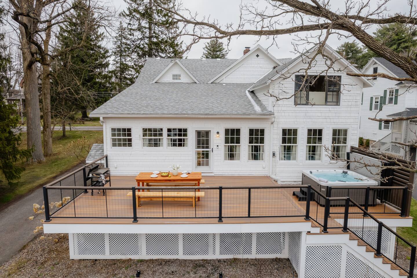 3-BDR Listing - Hot Tub, Waterfront, Design