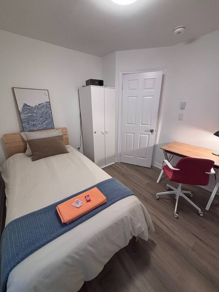 Kensington Market Hideaway, Cozy Room + Projector