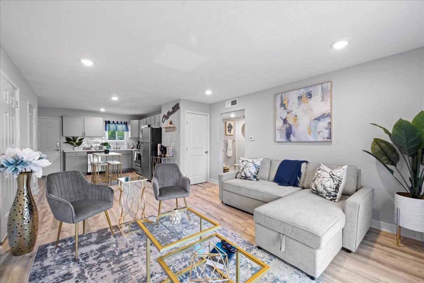 Comfortable Queen Luxe 2-BR: The Blue Hideaway