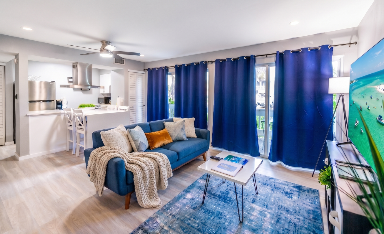Modern Bliss | Destin Condo  3 Pools & Tennis