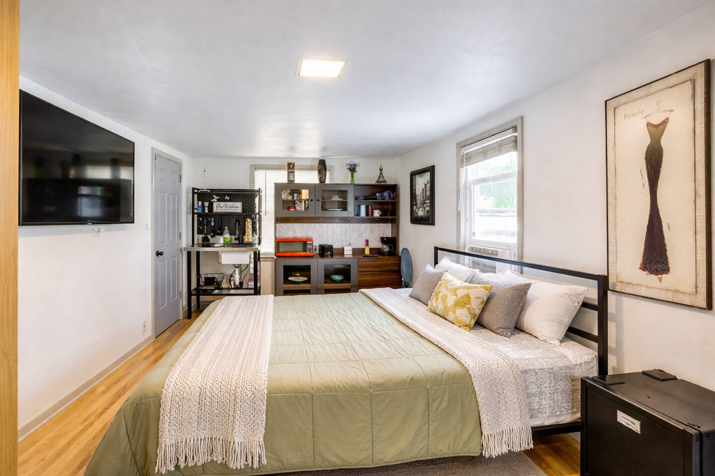 Cozy Private Studio Near the lake + Kitchenette