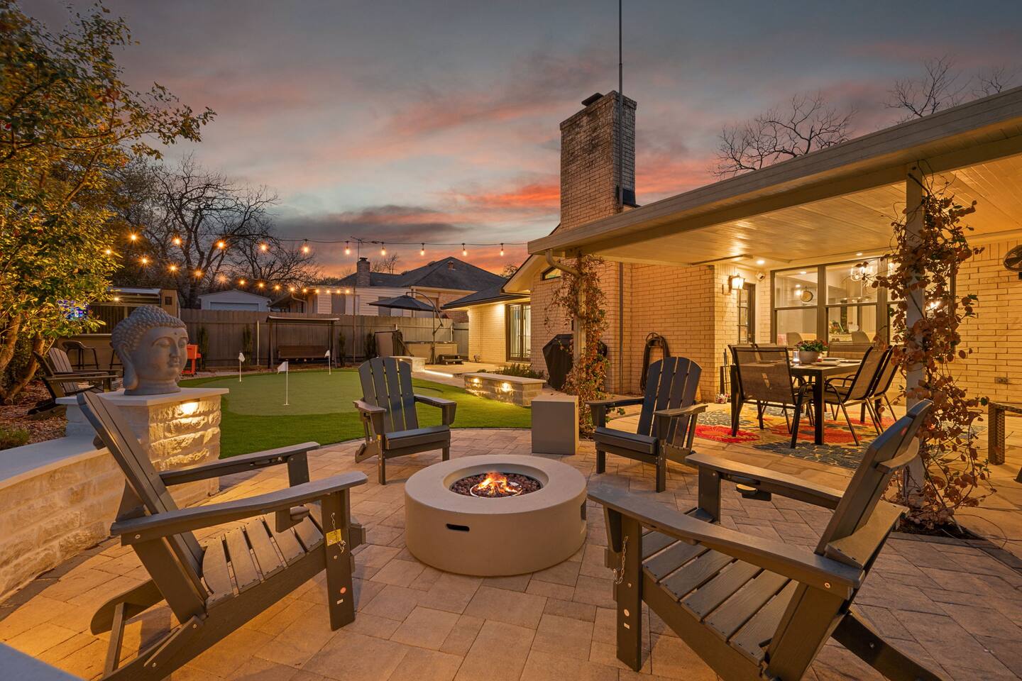 Casita Blanca | Hot Tub, Putting Green & Speakeasy