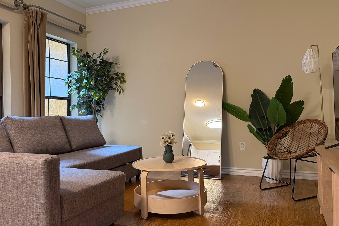 Downtown Santa Monica 1BR | Free Parking + Pool